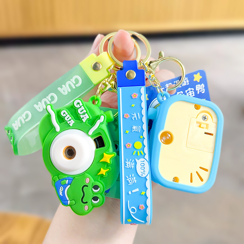 Máy quay phim phim gấu trúc đã cài nút vào một chiếc xe gắn máy quay.