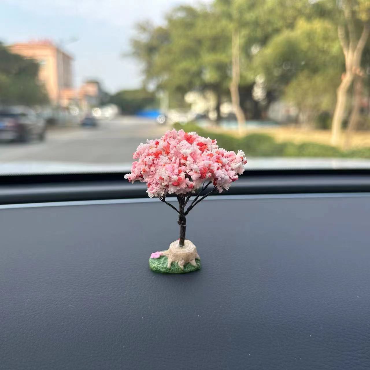 Đó là một sân khấu cho một cô gái với vài chiếc xe nhỏ tình yêu sáng tạo.