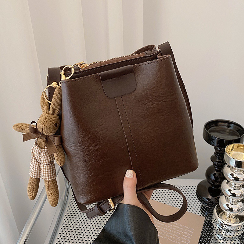 65235, approximately large handbags, 2023 new, pure-coloured, one-shoulder buckets for wholesale distribution in the autumn