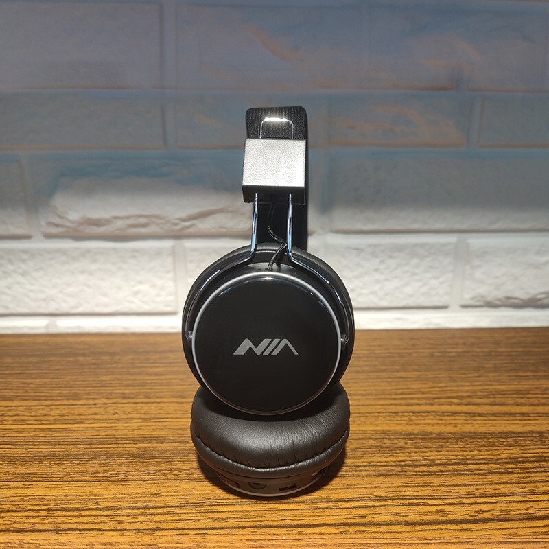 Tai nghe Bluetooth NIA-851S NIA được cắm vào radio MP3 không dây chuyển động