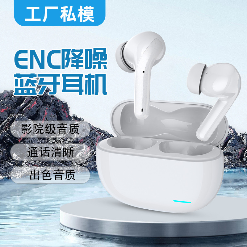 Tai nghe màu xanh 2 tuổi.