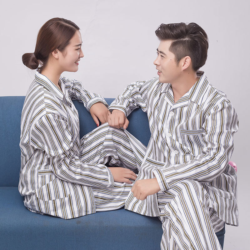 Bệnh nhân với những phụ nữ vui vẻ mặc đồ pyjama sẵn sàng mặc quần áo không phân biệt