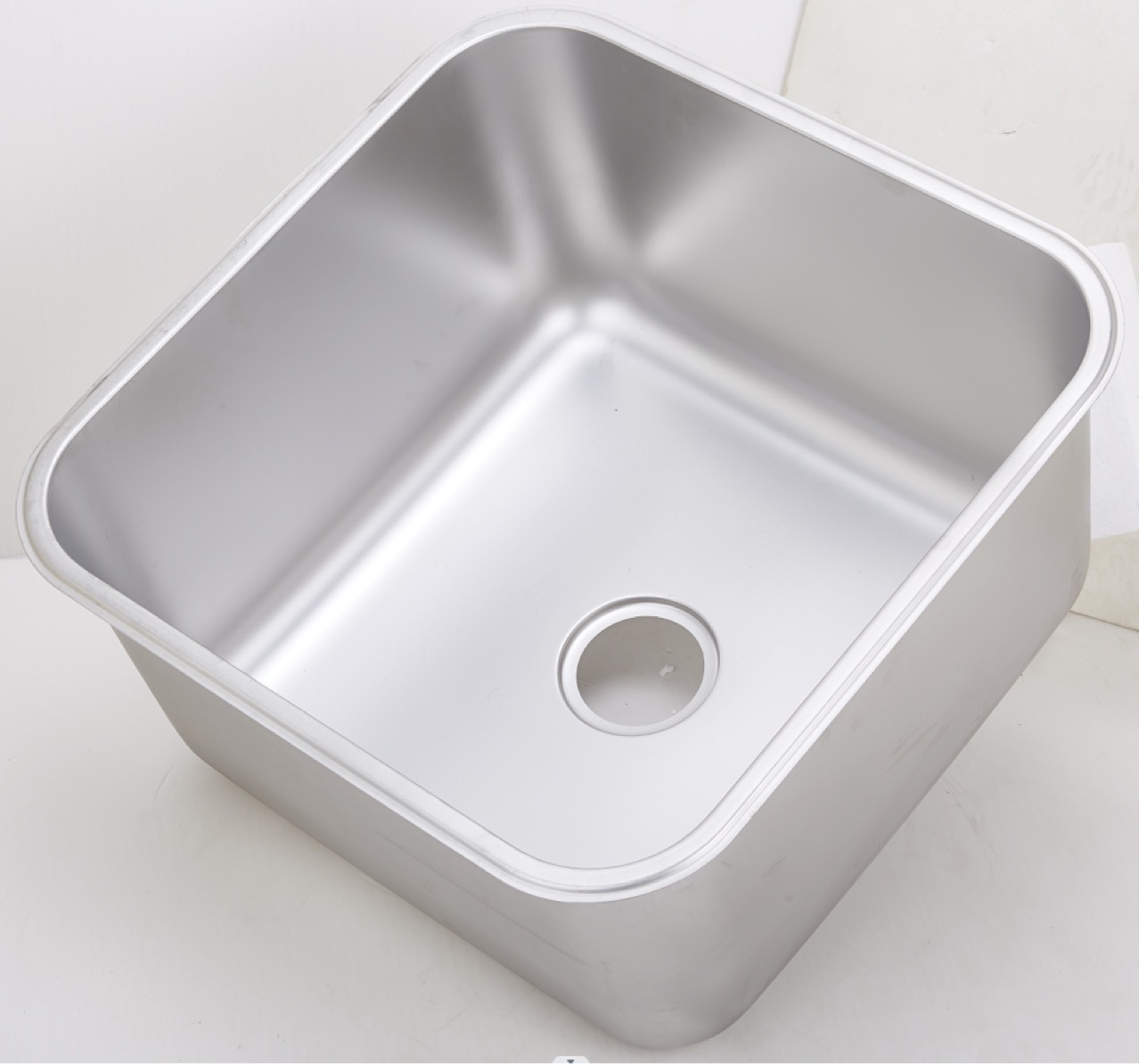 Cái chậu thép không gỉ trong bếp.