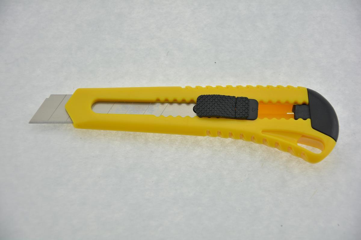 Supply shop knife, office stationery knife, plastic wallpaper knife, pen cutter.