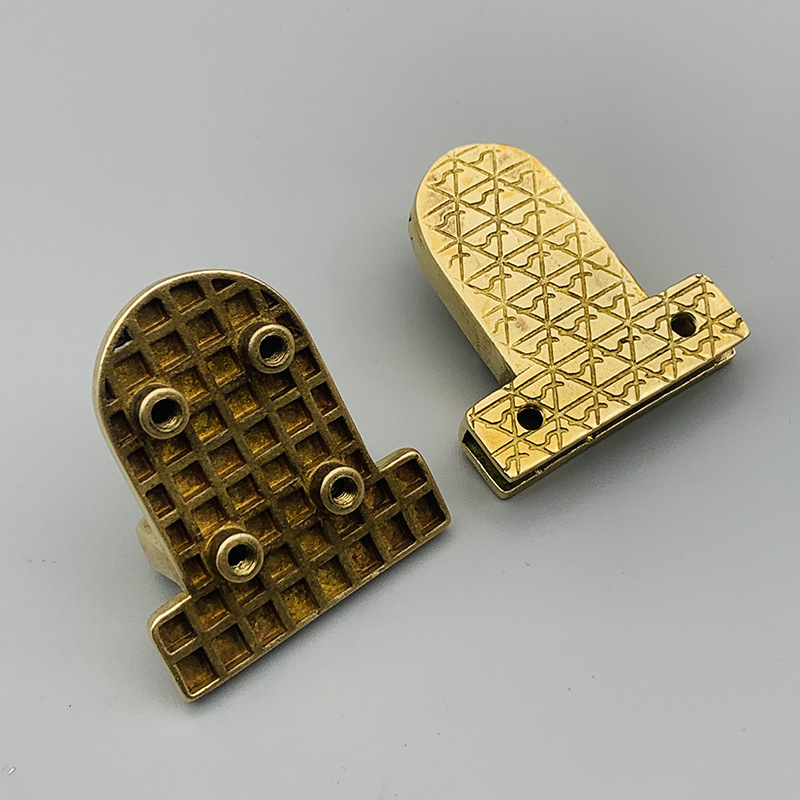 The manufacturer's wholesale brass lock on DIY's hand-made double-shouldered book-packed parts and a new, pure copper-pack lock.