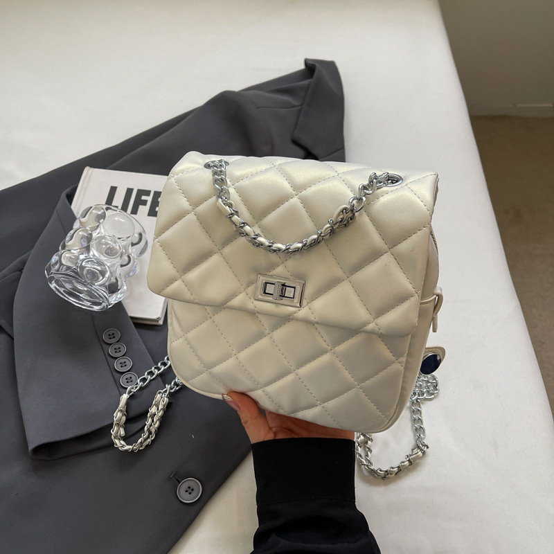 Han version of the new 2024 Fashion School Fashion Packer with a large handbag.