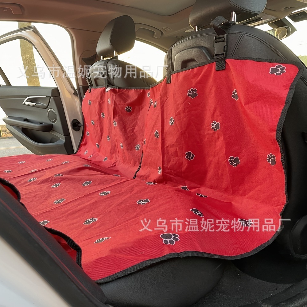 Chiếc xe chở một chiếc xe chở hàng chống thấm nước, chạm vào con chó và cái quần lót.