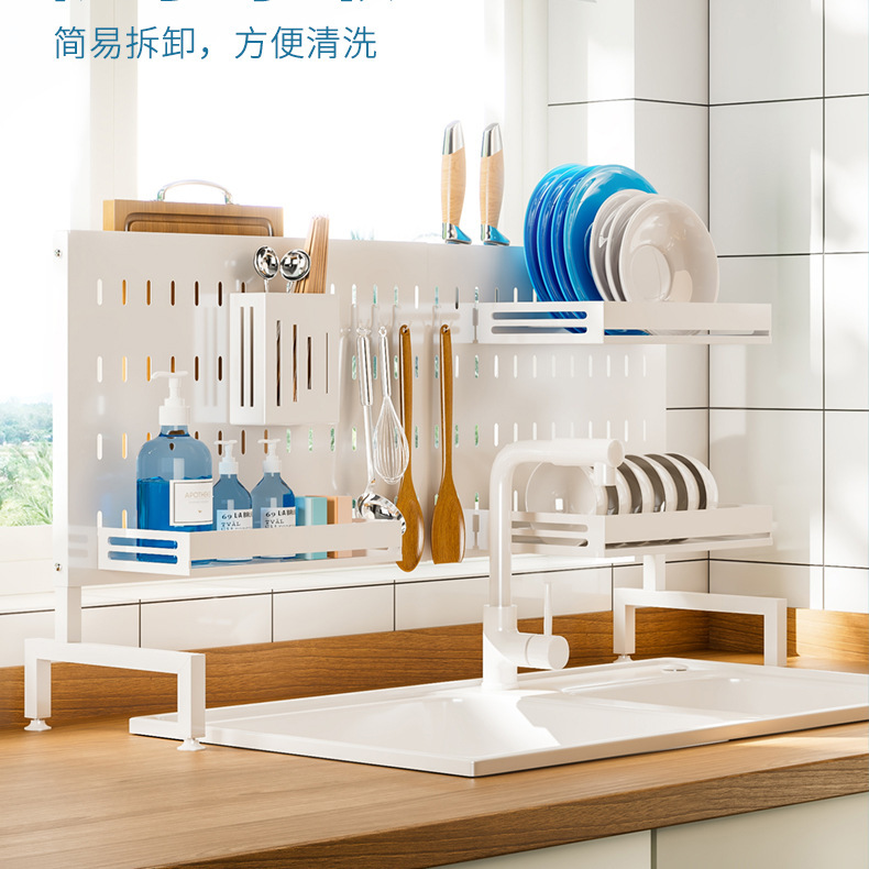 Những người rửa chén hắc ín trong bếp dùng dĩa để làm bàn ăn rộng ra bằng thép không gỉ