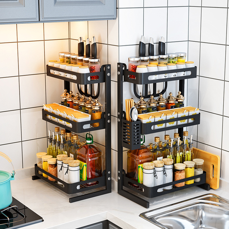 Một cái đĩa đa dụng cho nhà bếp đặt với một tủ đựng đồ ăn.