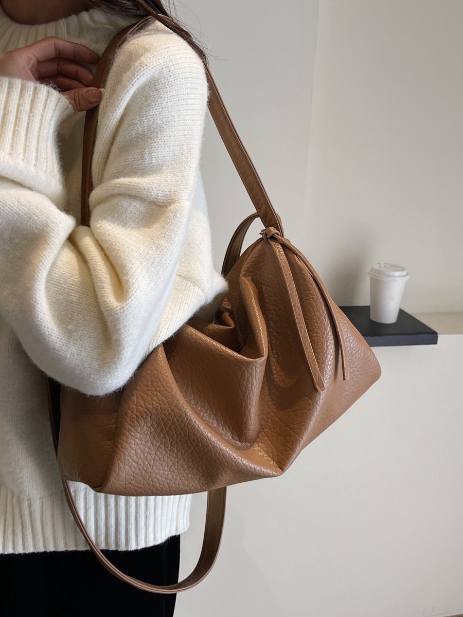 233,675 Korean-sized, 2024 new Boston-sized, soft-sweeted, soft-swept bag.