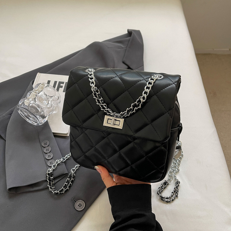 Han version of the new 2024 Fashion School Fashion Packer with a large handbag.