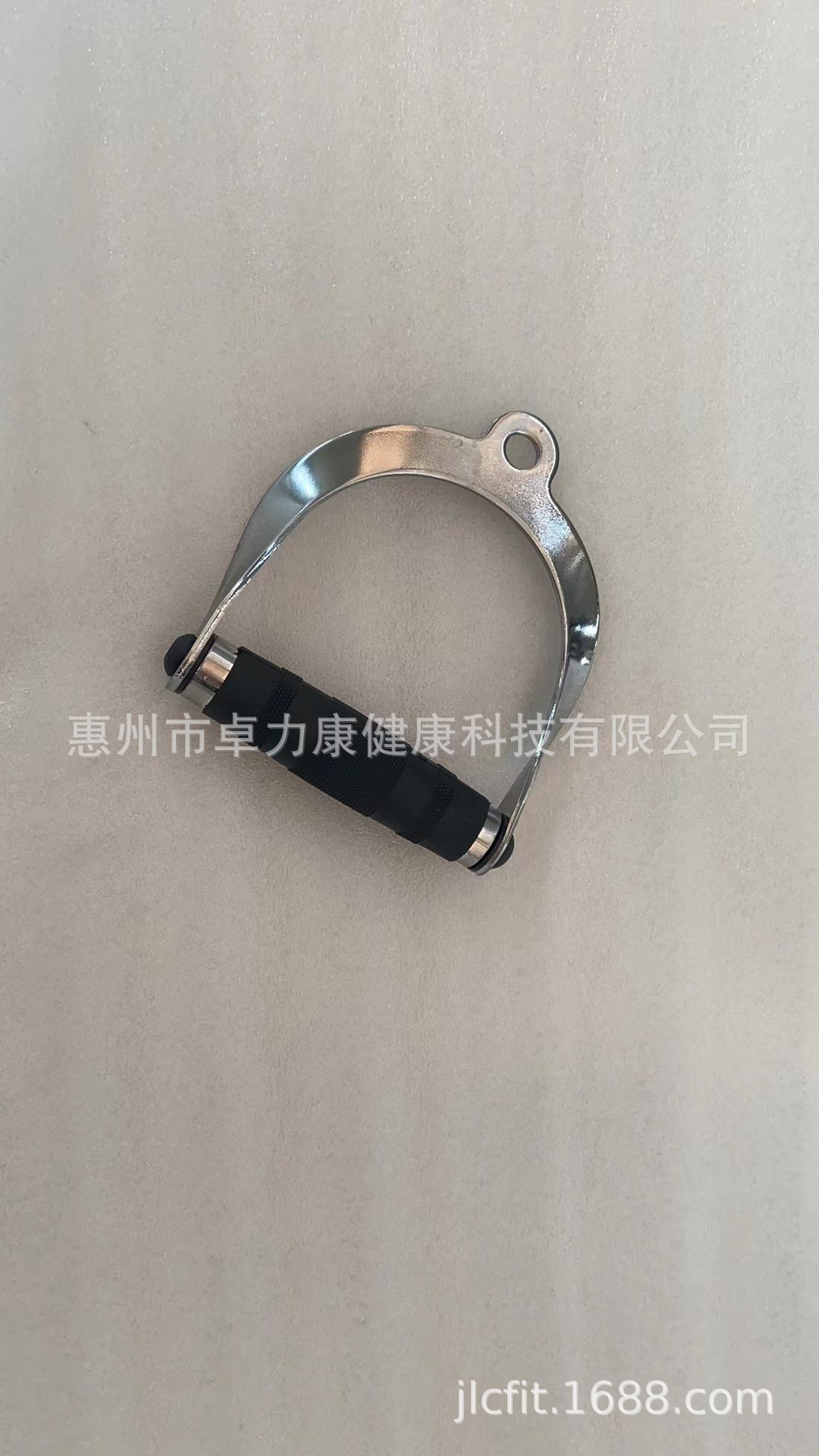 Ở tầng cao, cột sau và dây huấn luyện cho các thiết bị thể dục chim lớn.