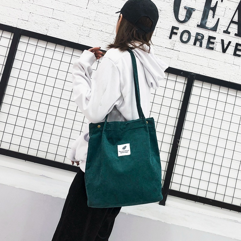 In 2023, the new girl, in cash, distributed the Korean version of the khaki bag.