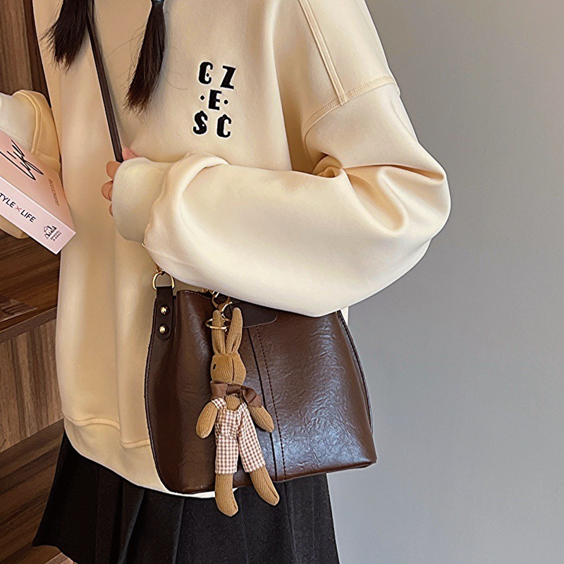 65235, approximately large handbags, 2023 new, pure-coloured, one-shoulder buckets for wholesale distribution in the autumn