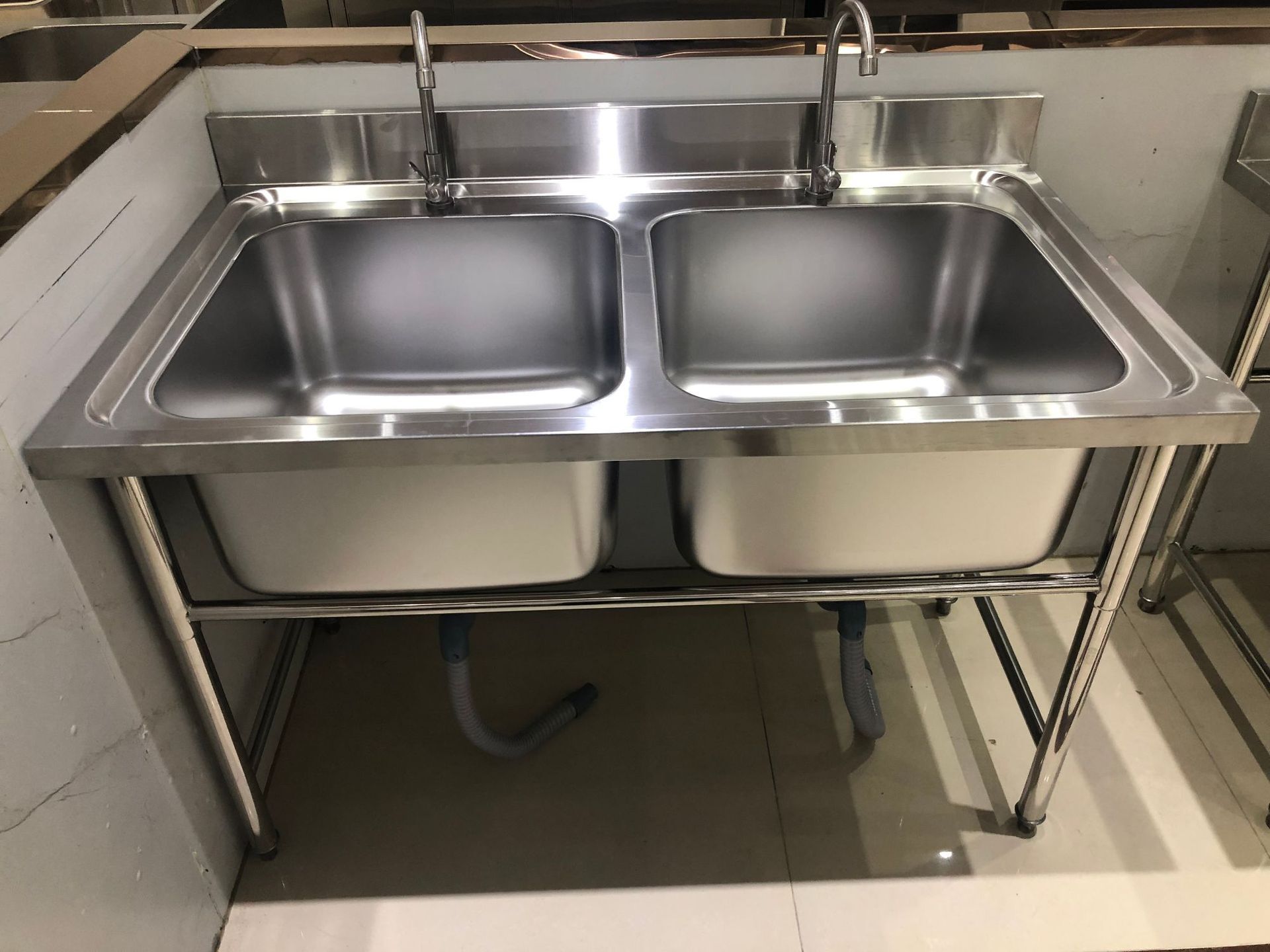 Hồ nước 2 sao, bồn chứa 2 sao, bồn rửa nước hai tầng, bể nước đôi, bể bơi trải dài, ngôi sao giãn nở.