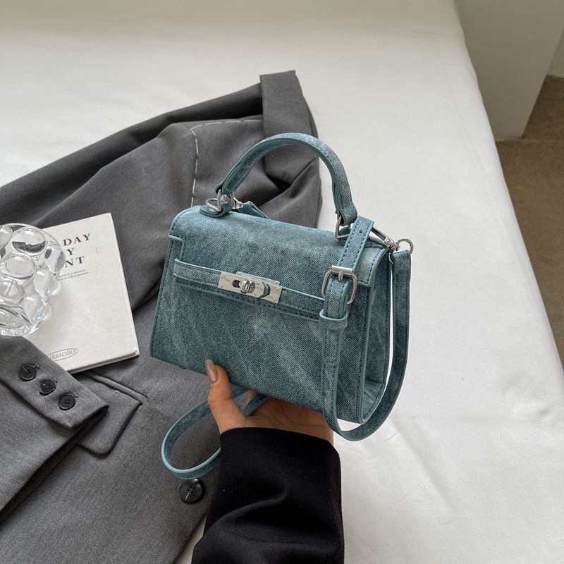This year, the popular retro-package girl's new 2024, the one-shoulder-slashed tweezer, Ms. Kelly Bag.