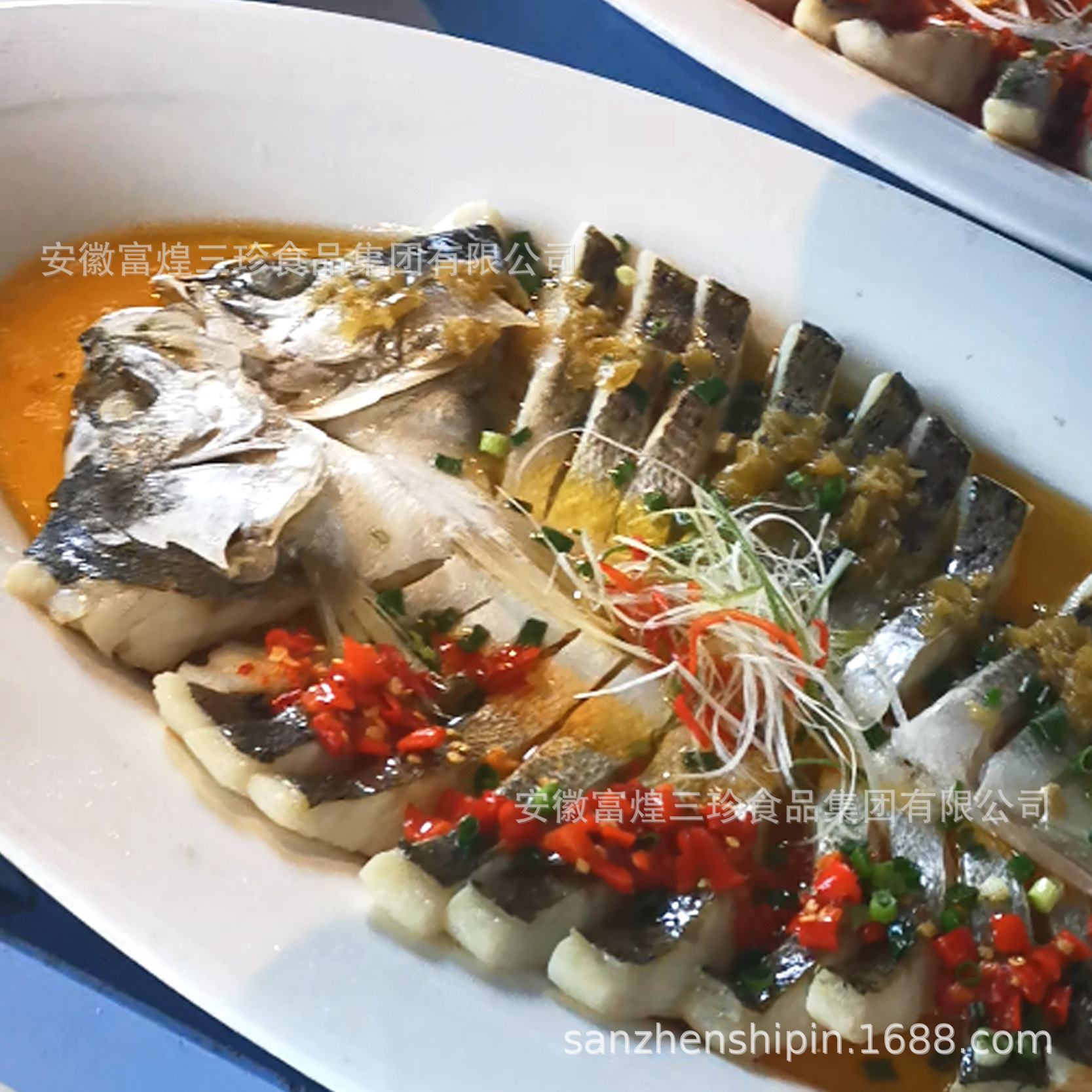 Có những đàn cá đông lạnh và những con mòng biển đông lạnh.