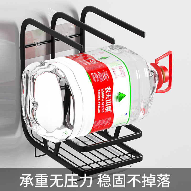 Rửa bát và bọt biển trên bàn ăn.