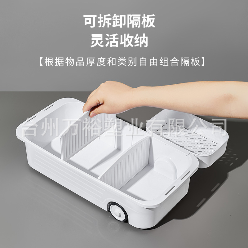 Trong nhà bếp và trong bồn rửa, một cái kéo với một con trượt và một cái tủ chứa nhiều mục đích.