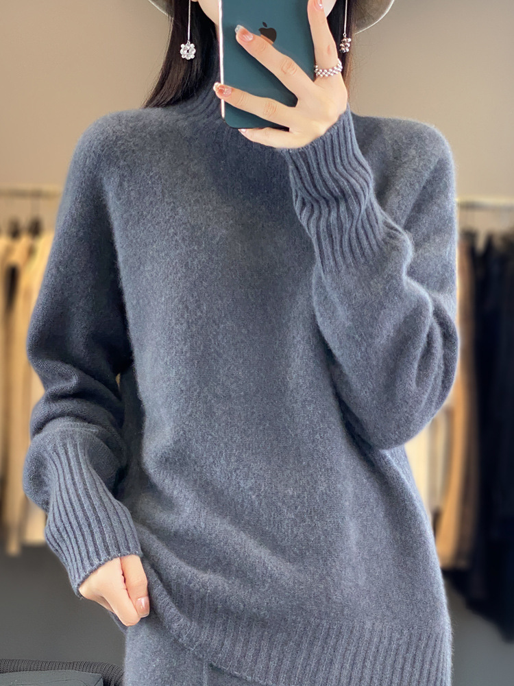 Người phụ nữ với mái tóc của một chiếc áo sơ mi và ngọt ngào với chiếc áo len dài, mềm mại.