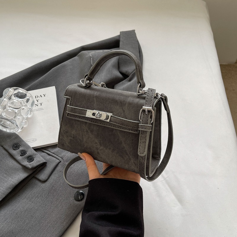 This year, the popular retro-package girl's new 2024, the one-shoulder-slashed tweezer, Ms. Kelly Bag.