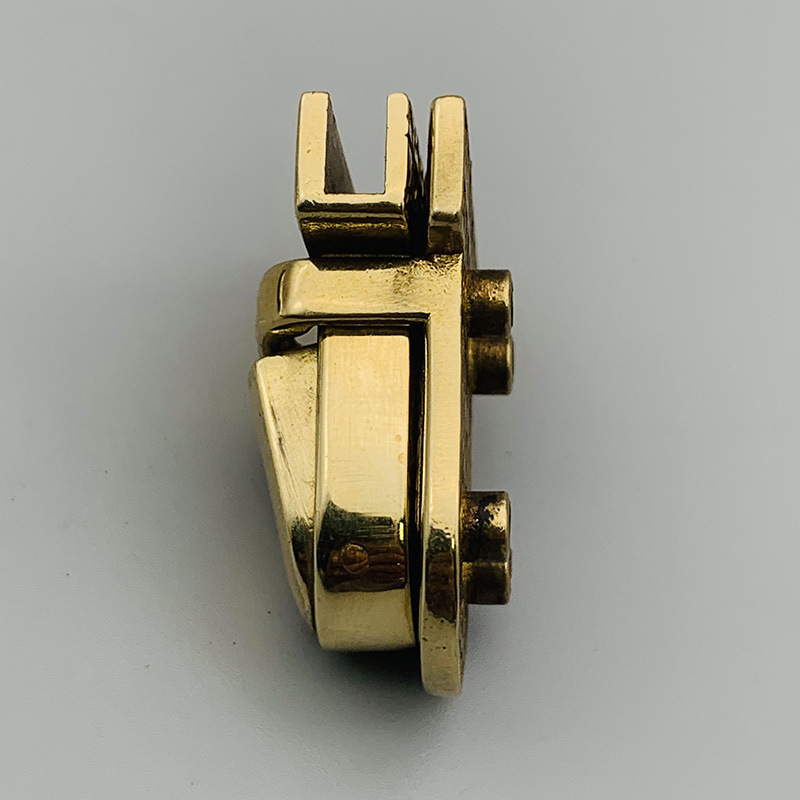 The manufacturer's wholesale brass lock on DIY's hand-made double-shouldered book-packed parts and a new, pure copper-pack lock.