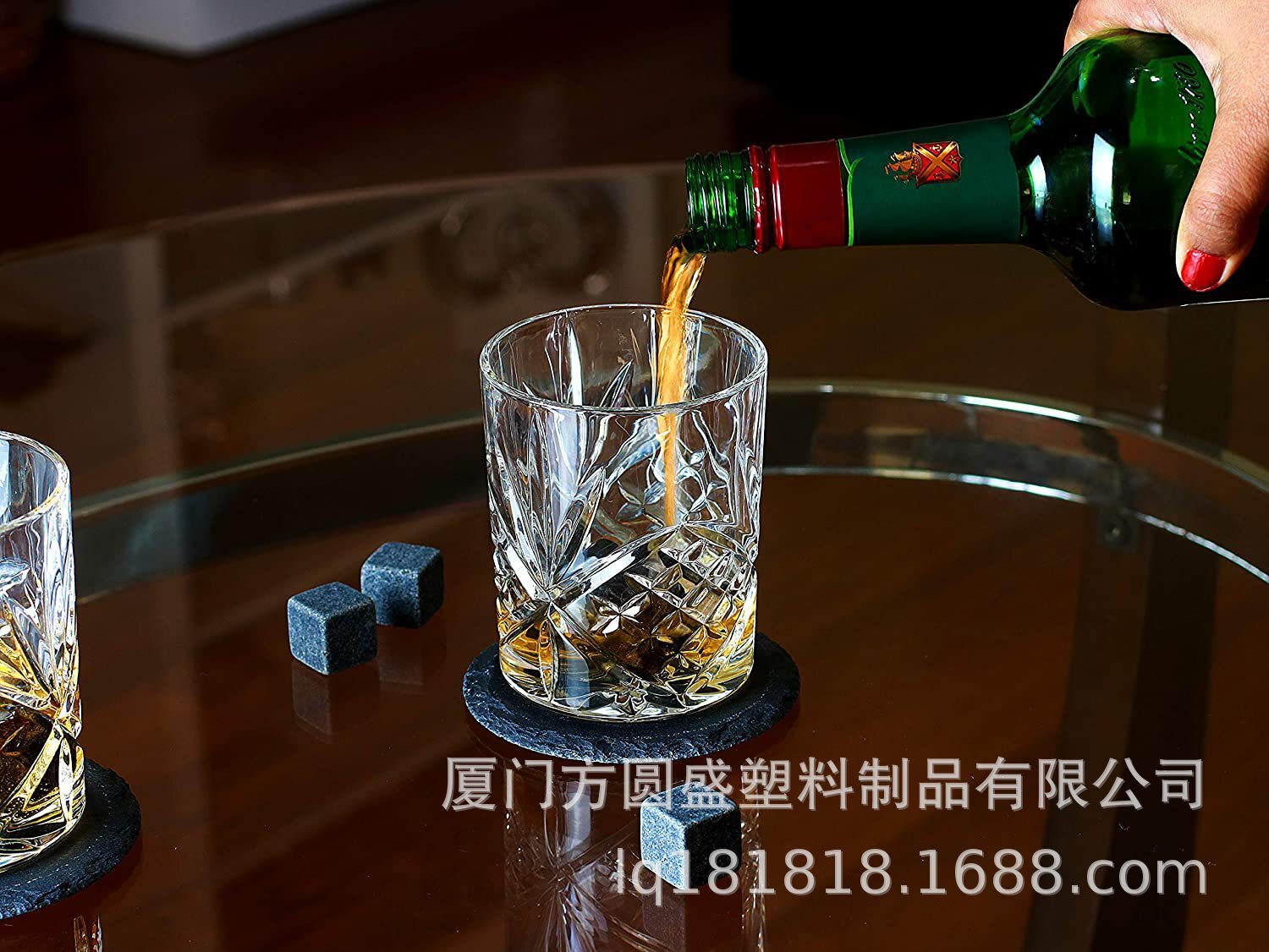 Đá whiskey, hộp gỗ, ly đá shisky, có mặt của cha.