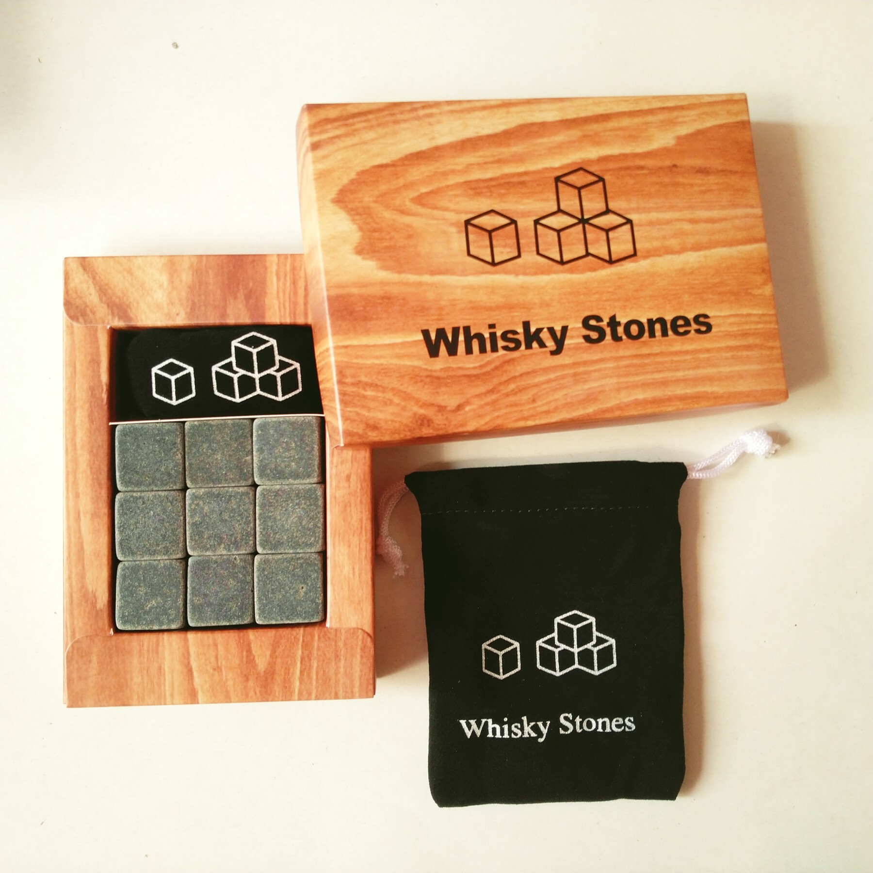 Đá, đá, rượu whiskey.