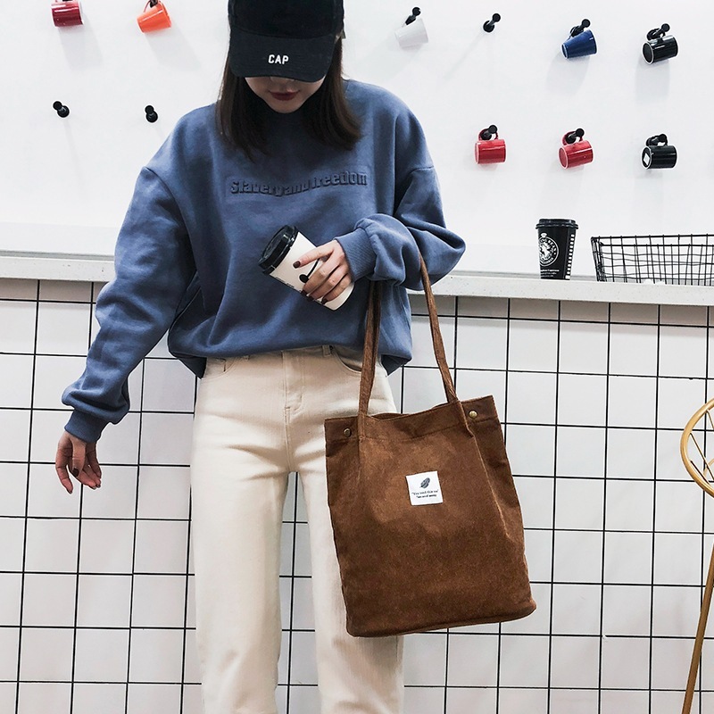 In 2023, the new girl, in cash, distributed the Korean version of the khaki bag.