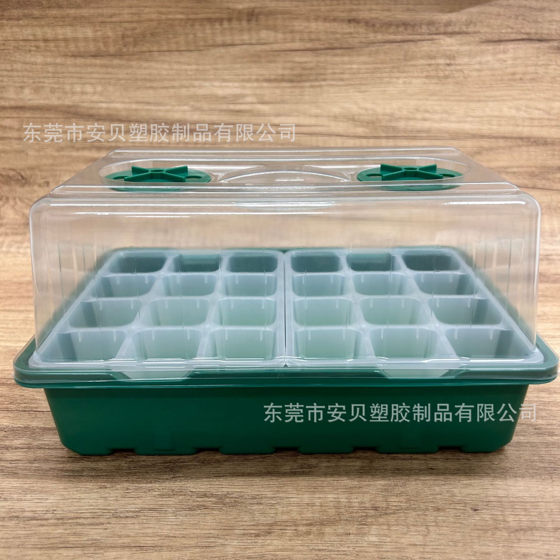 Một hộp 12g 24g ở bên kia biên giới, một hộp nuôi 24 lỗ với một cái lỗ được phủ kín.