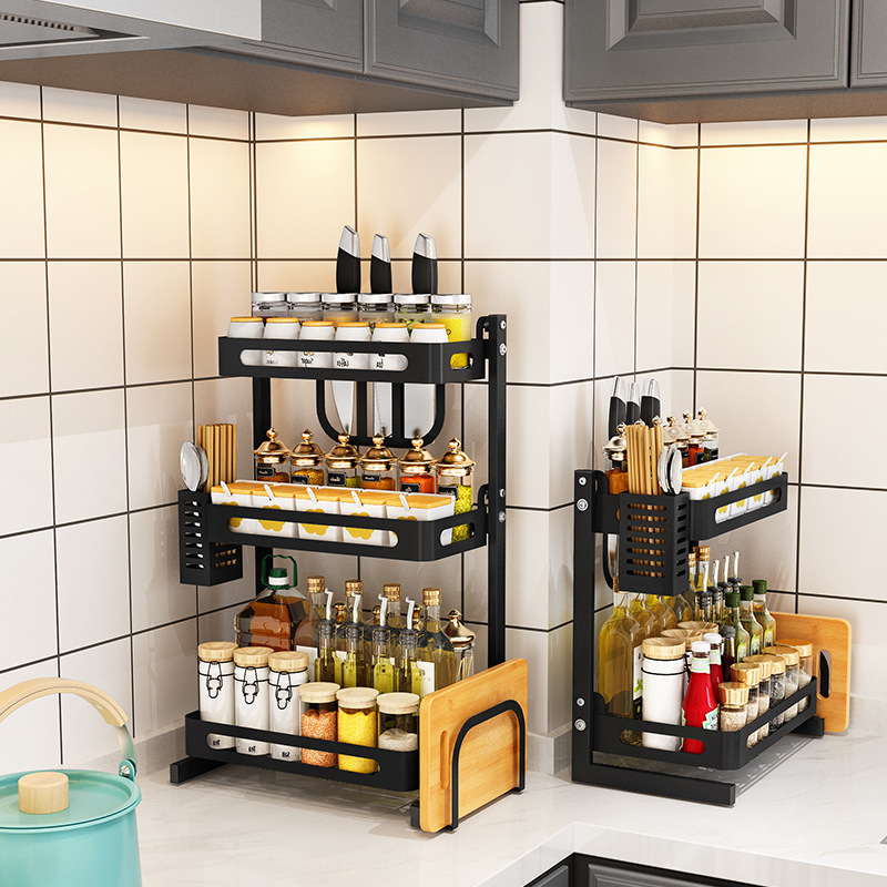 Một cái đĩa đa dụng cho nhà bếp đặt với một tủ đựng đồ ăn.