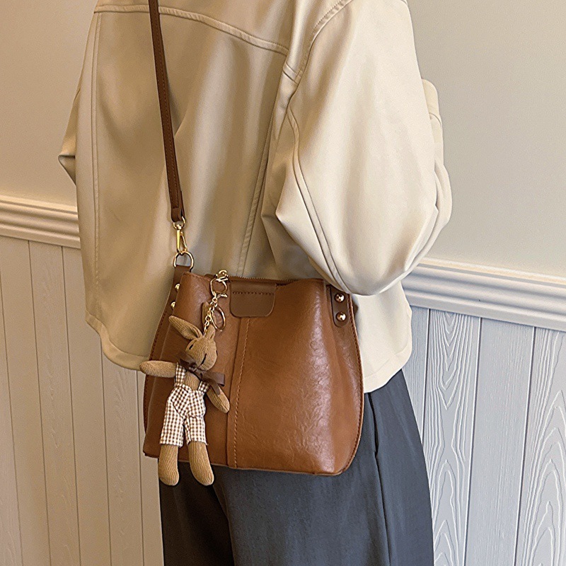 65235, approximately large handbags, 2023 new, pure-coloured, one-shoulder buckets for wholesale distribution in the autumn