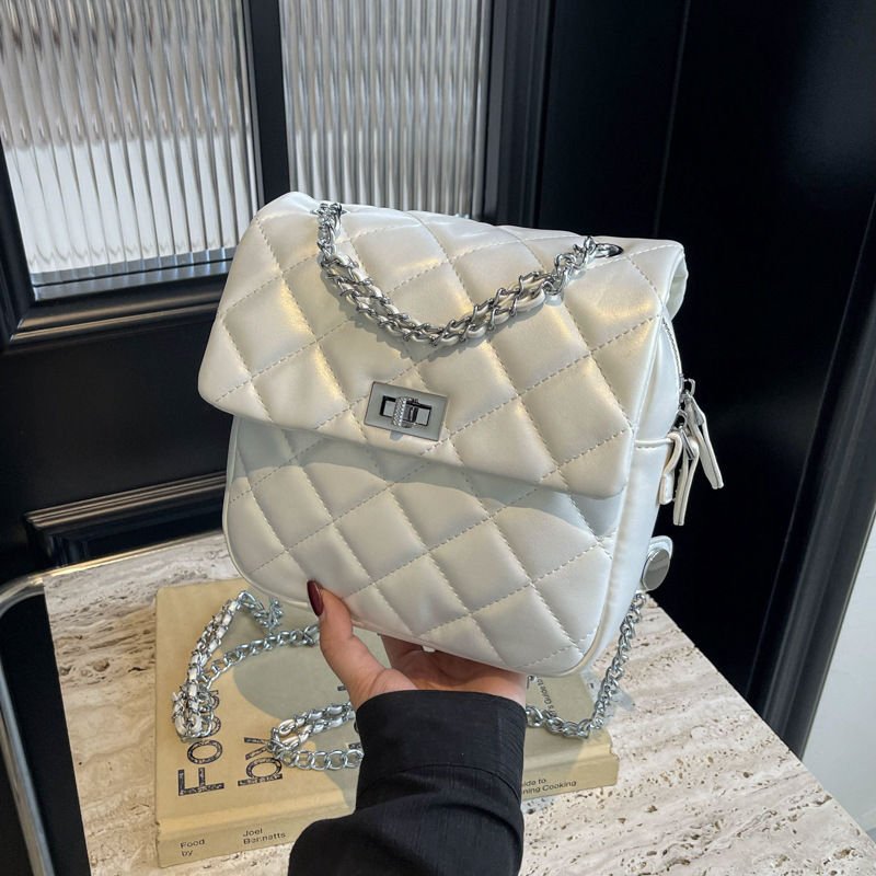 Han version of the new 2024 Fashion School Fashion Packer with a large handbag.