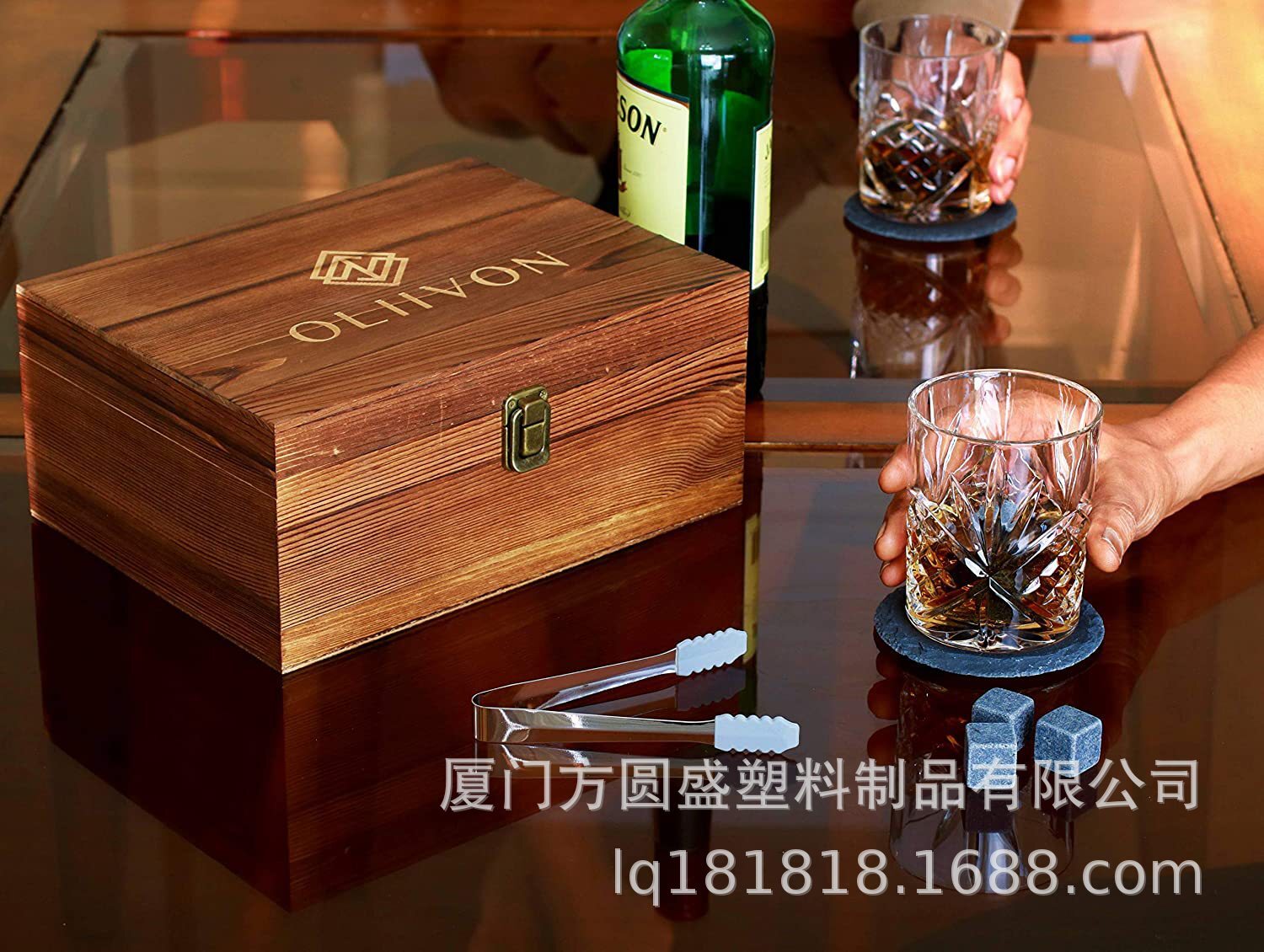 Đá whiskey, hộp gỗ, ly đá shisky, có mặt của cha.