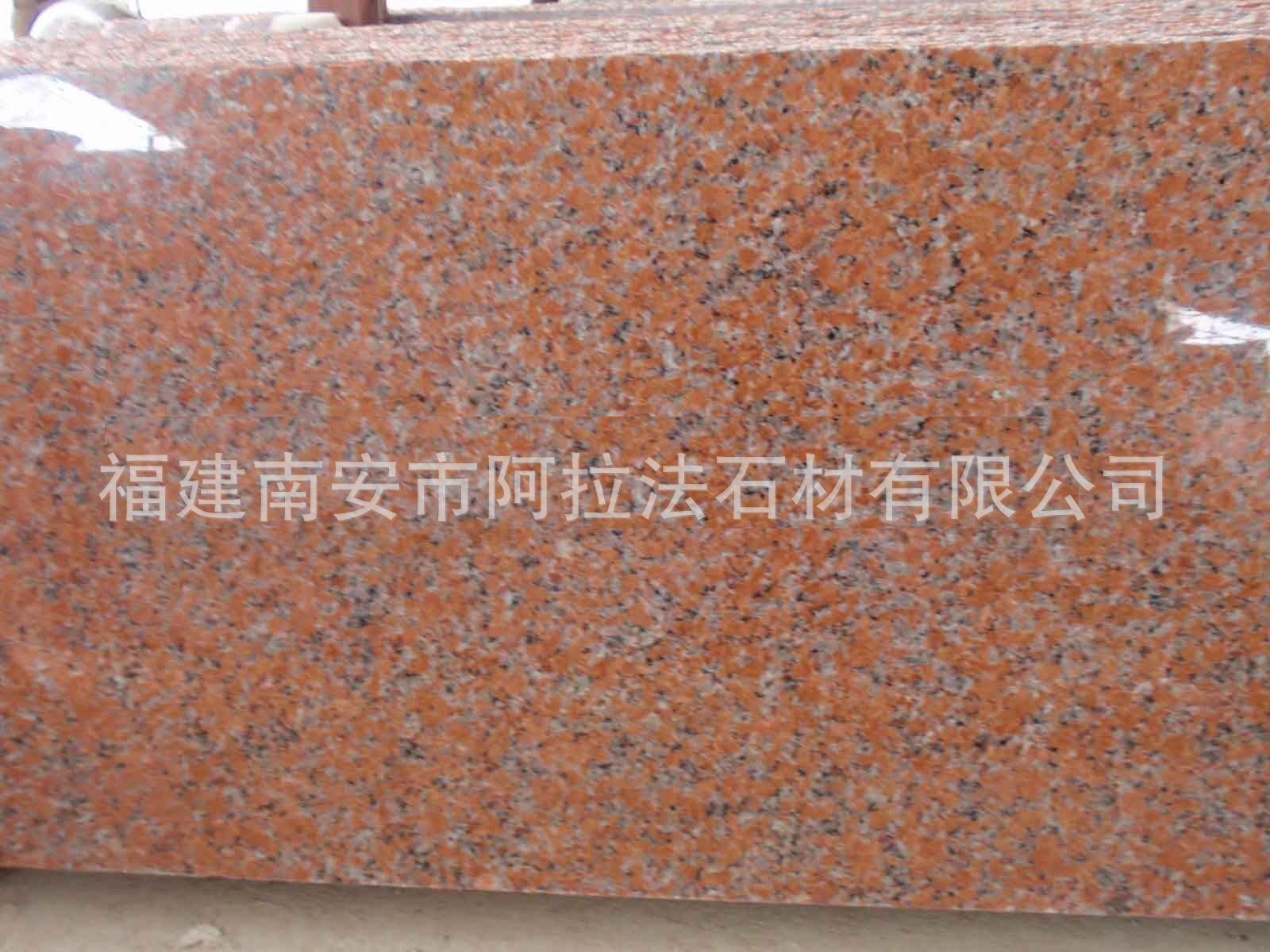Nhà máy bán lá cây trong những bức tường khô, đá khô, đá hoa cương đỏ ở sông Tiểu Sinh, và lá cây thích trong nước.