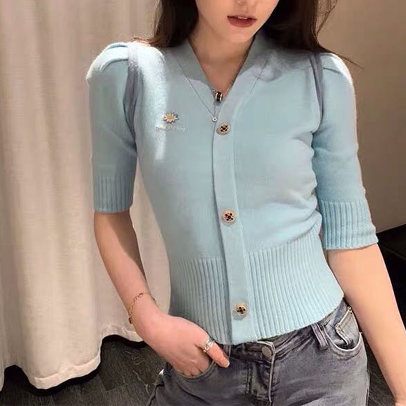 Áo len màu đỏ trên áo len.