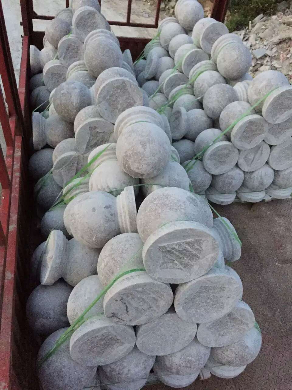 Nhà máy bán những quả cầu đá hoa cương, những khối, những khối nhà, những khối gạch, những khối gạch.