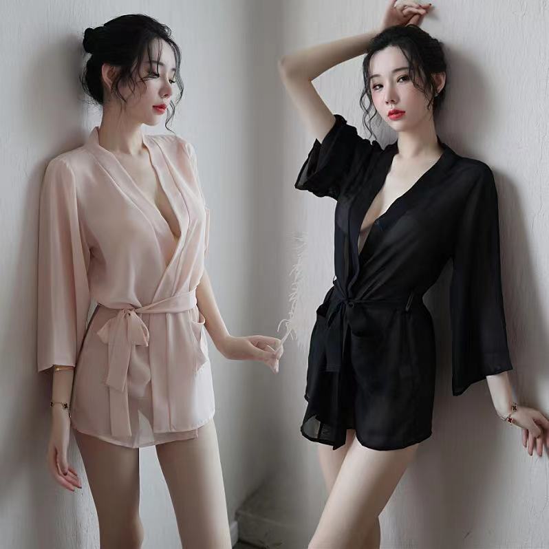 Sự phân phối của nhà máy phủ tuyết phủ đầy tuyết trông qua chiếc áo choàng dài và sự nóng bỏng của bộ đồ ngủ dài 7 phút.