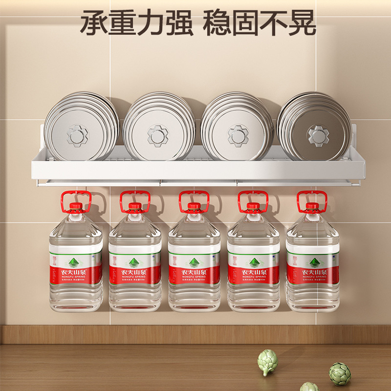 Cửa sổ nhà bếp đứng đối mặt với tường chìm trên đầu cái đĩa ăn.