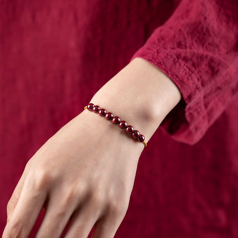 The original mine is made of hand-weaved women, who design individual hand-lined bracelets.