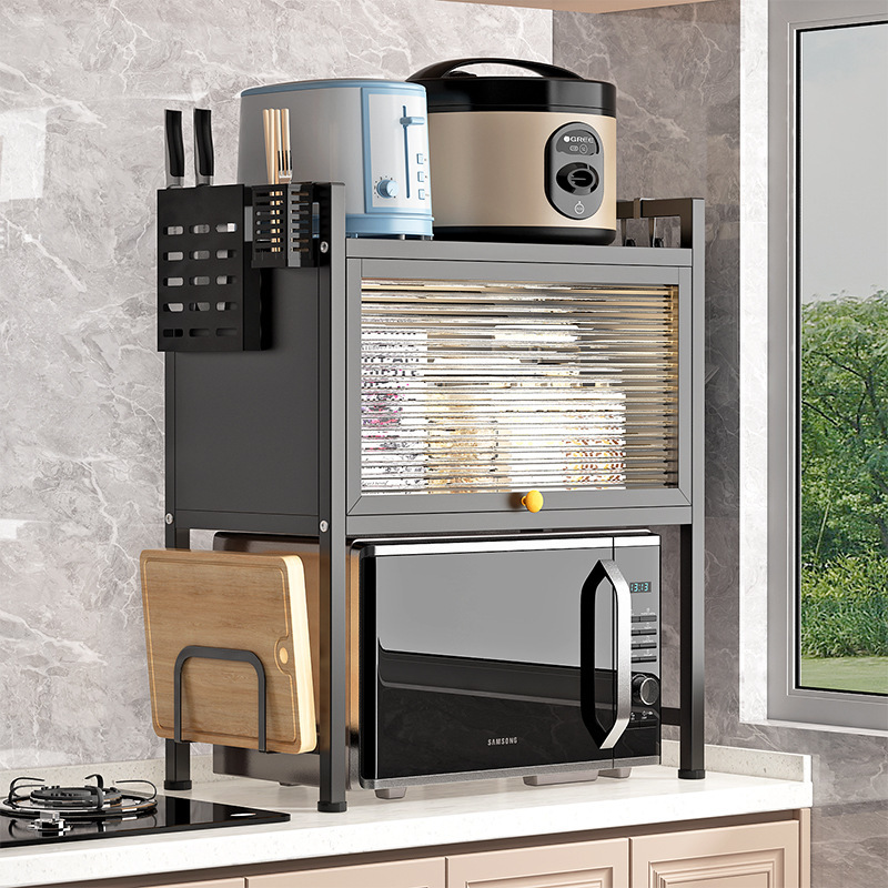 Đa chức năng trên bề mặt tủ vi sóng trong nhà bếp với tủ bếp và lò nướng chống bụi.