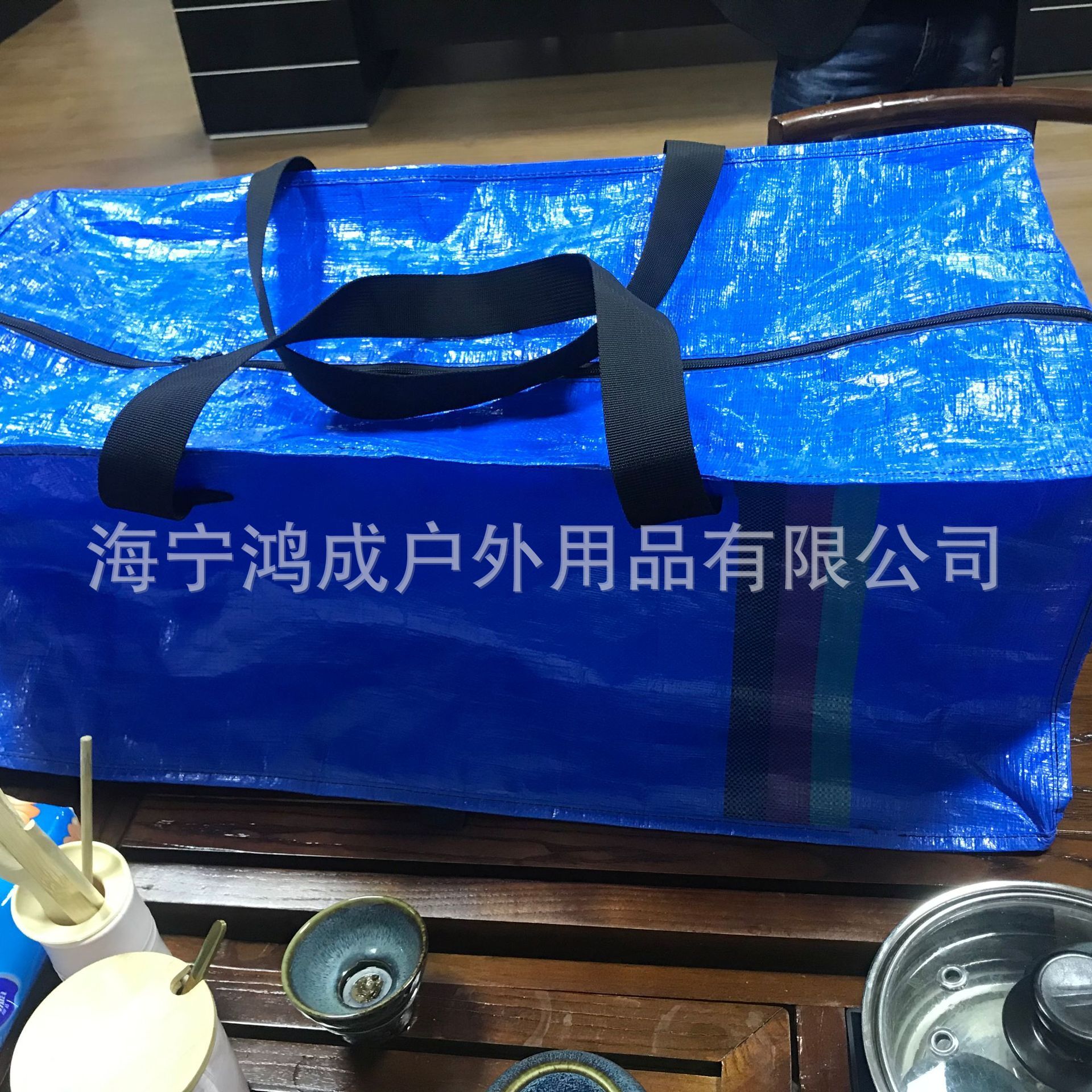 Professional customizing of various types of PE, PP material handbags, travel bags, bags to receive OEM