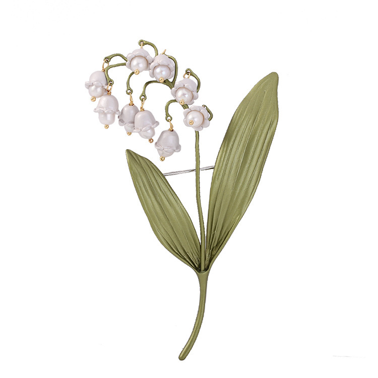 Ms. Lily of the U.S. Valley, 분위기에 그녀의 핀과 함께, 그녀의 엘더에게 선물을주었습니다.