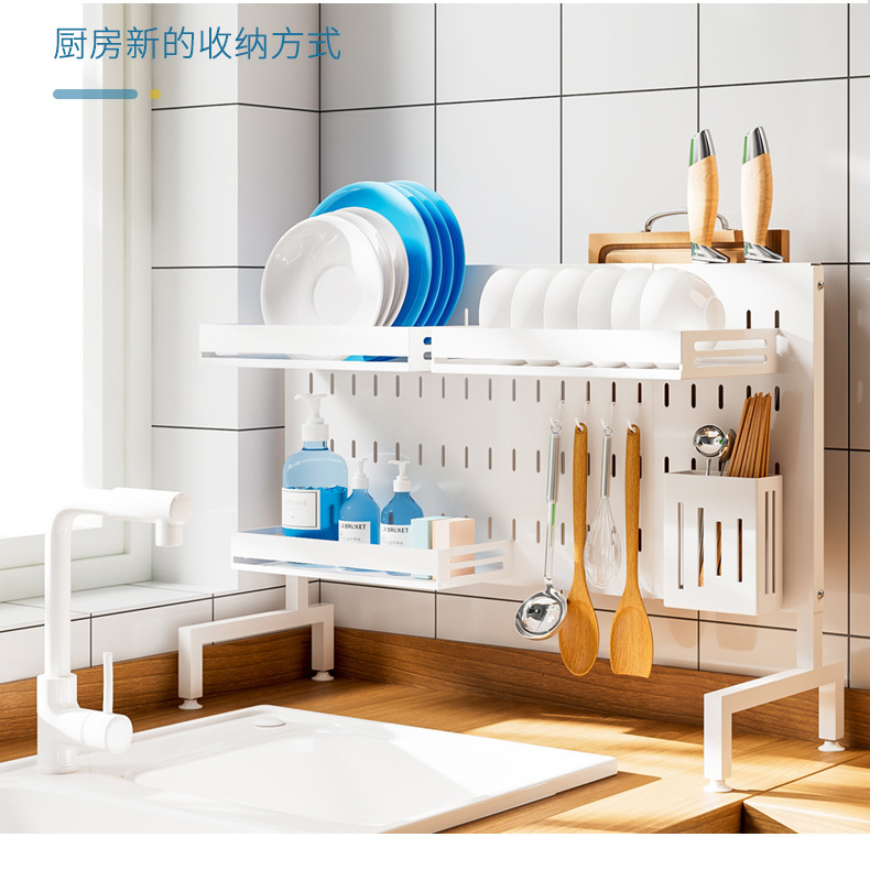 Những người rửa chén hắc ín trong bếp dùng dĩa để làm bàn ăn rộng ra bằng thép không gỉ