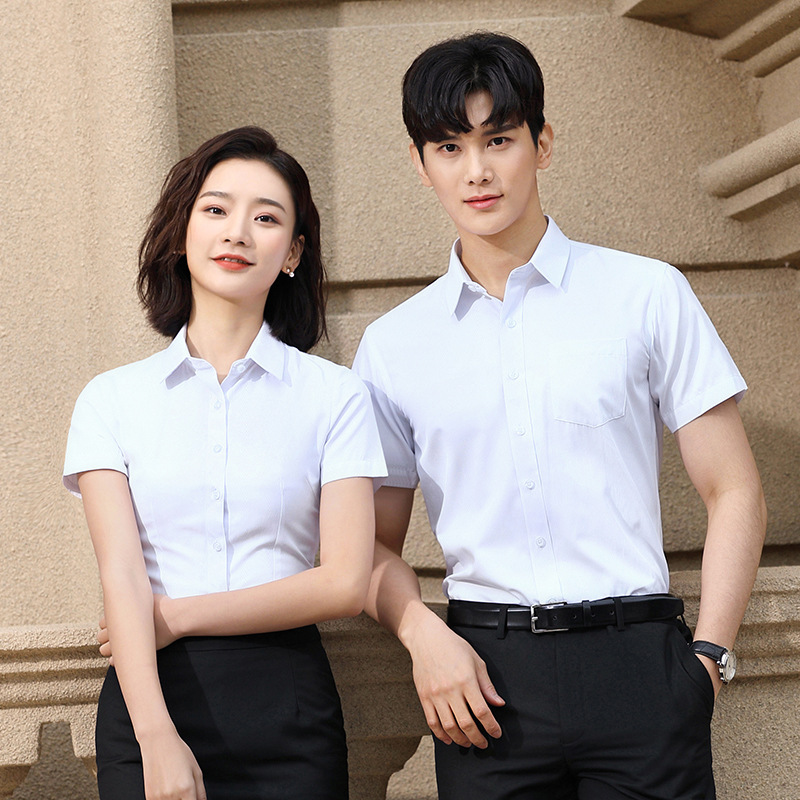 Những người đàn ông và phụ nữ mặc áo sơ mi làm việc ngắn chuyên nghiệp được may lại thành một cái áo ngắn của đàn ông với không có logo thêu nóng