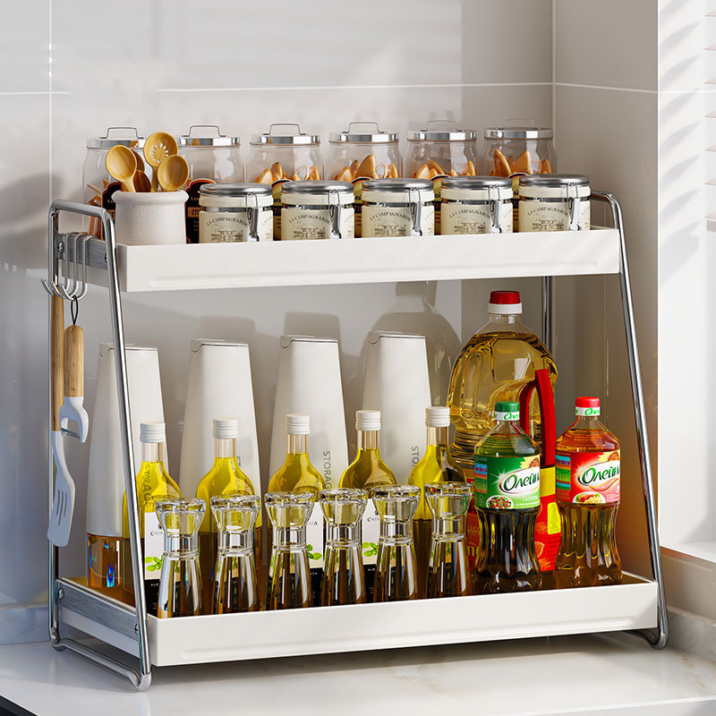 Nhà bếp không rỉ thép đặt ở hai tầng dựa trên các loại xúc xích muối đa mục đích với nước sốt bàn. Cầm lấy.