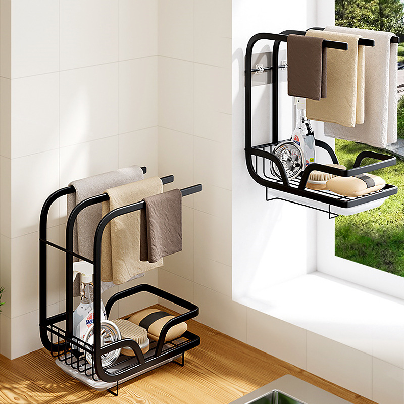 Rửa bát và bọt biển trên bàn ăn.