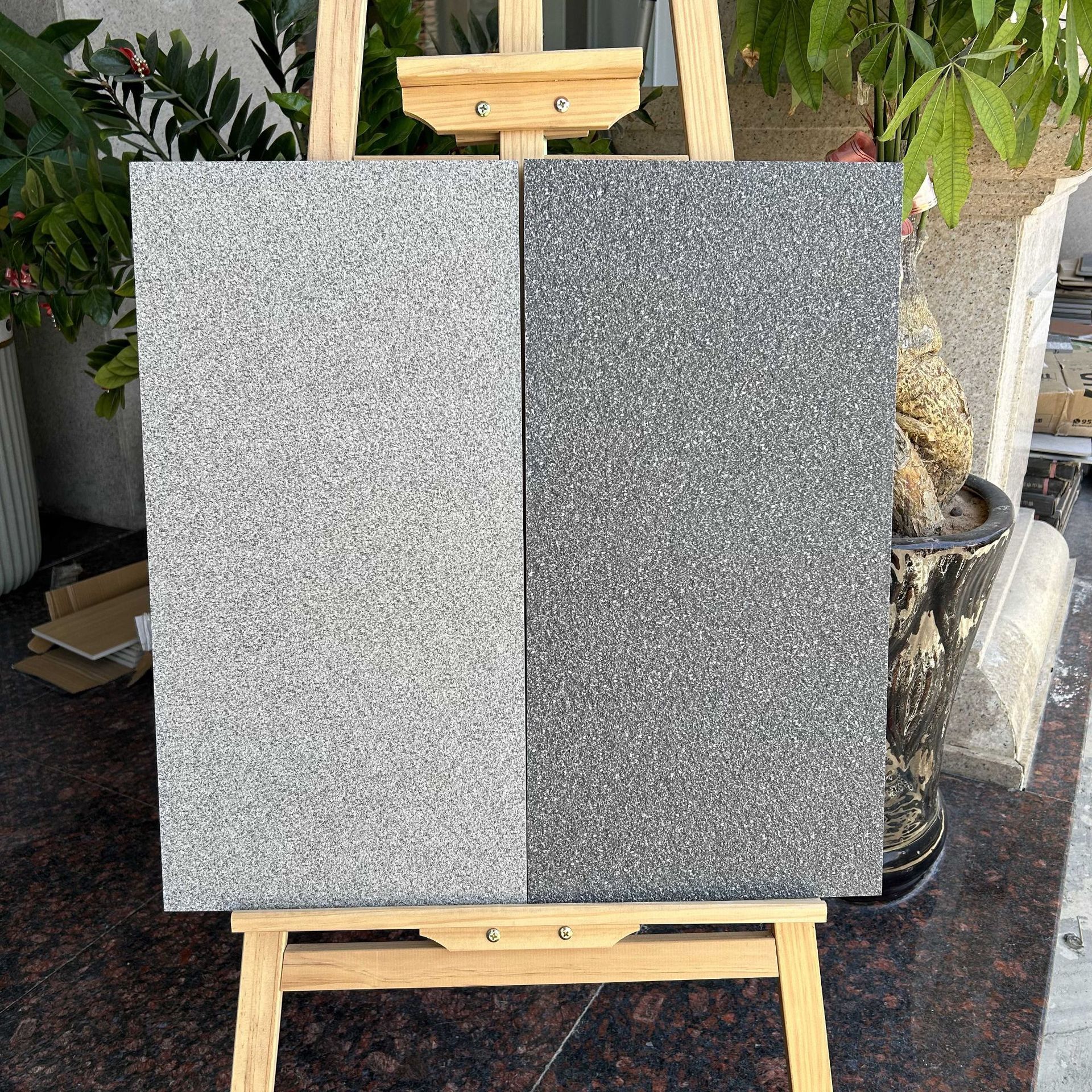 Ngôi nhà bằng đá và đá cẩm thạch lấp lánh nằm trên một sân ngoài trời đơn giản.