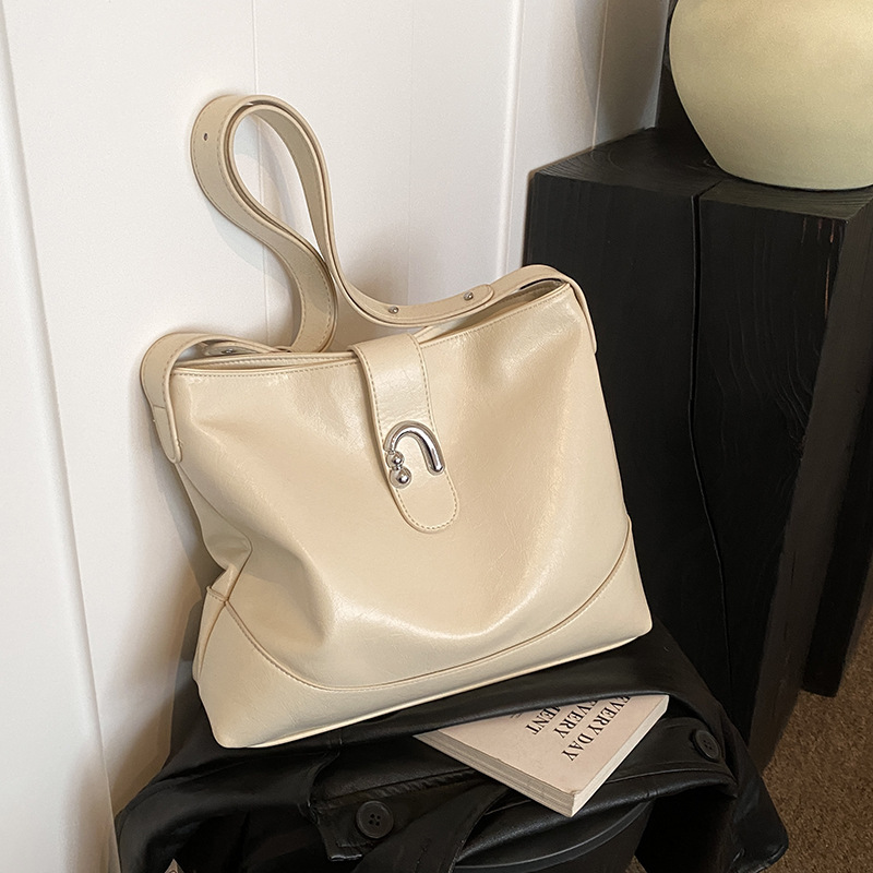 Shorter air high-perception one-shoulder bag with 2024 new high-capacity commuting kiosks
