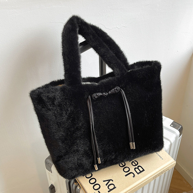 A large-capacity fur bag with a new 2024 hand-held velvet undercarriage for students to commute to and from one shoulder to another.